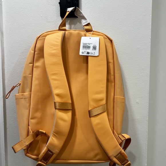 lululemon everday backpack Every day 2.0 23L (001) With an internal laptop sleeve and side water bottle pockets Everyday Backpack 2.0 23L |